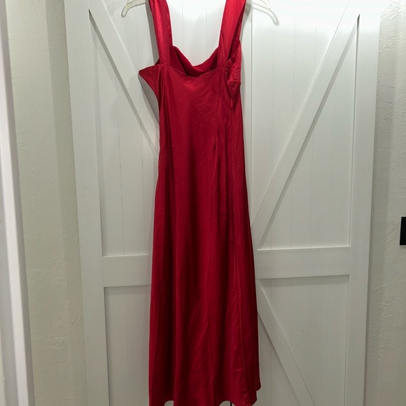 Elegant Red Sleeveless Gown - Picture 2 of 3